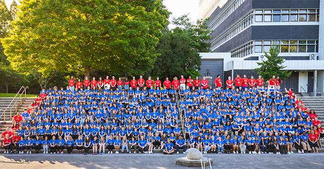 Hands-On at Otago student ‘blue shirts’ and the ‘red shirt’ helpers who were part of the programme in 2024.