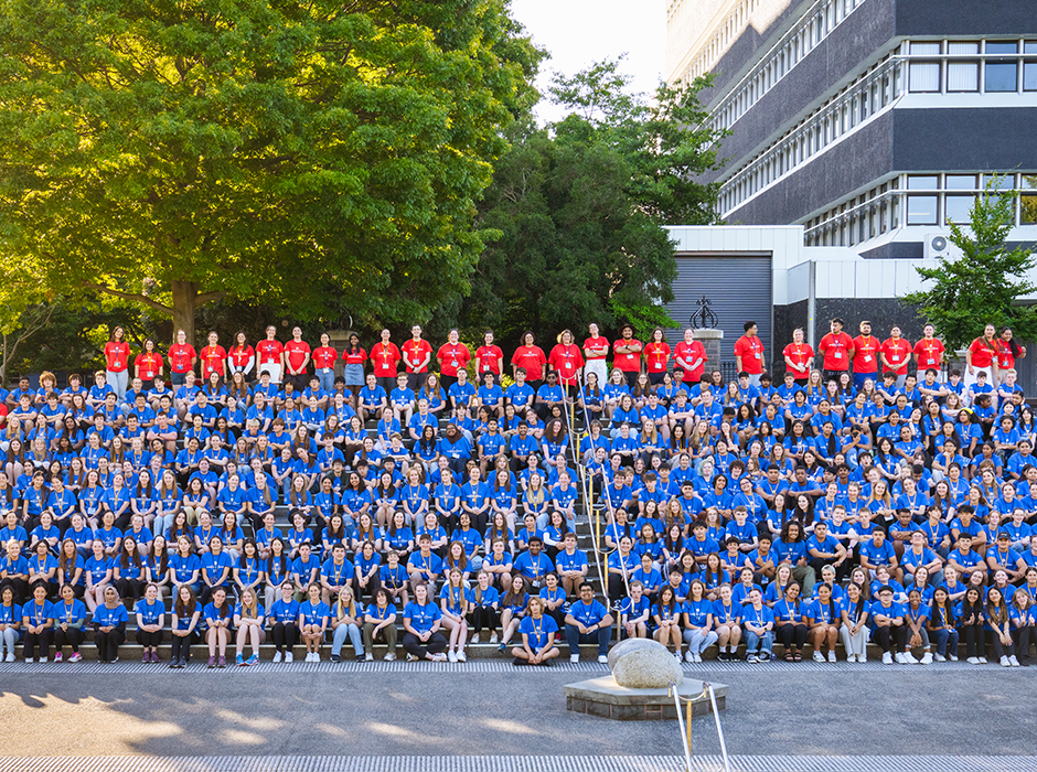 Hands-On at Otago student ‘blue shirts’ and the ‘red shirt’ helpers who were part of the programme in 2024. 