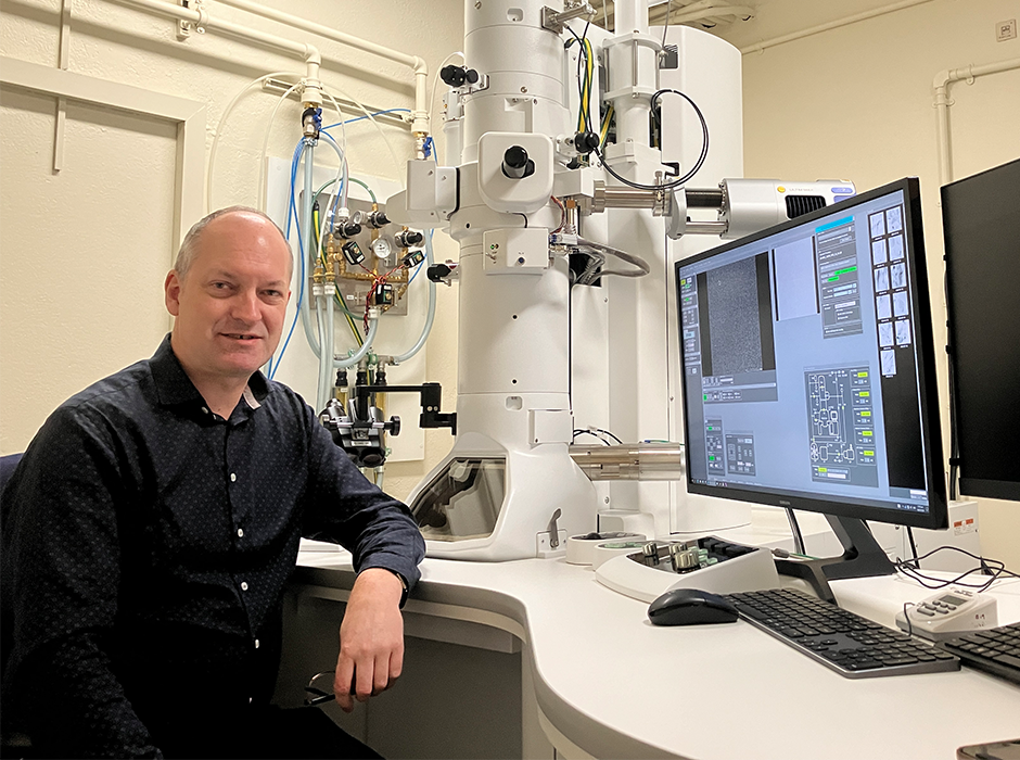 Richard Easingwood at the OMNI EM unit's JEOL 120kV transmission electron microscope.