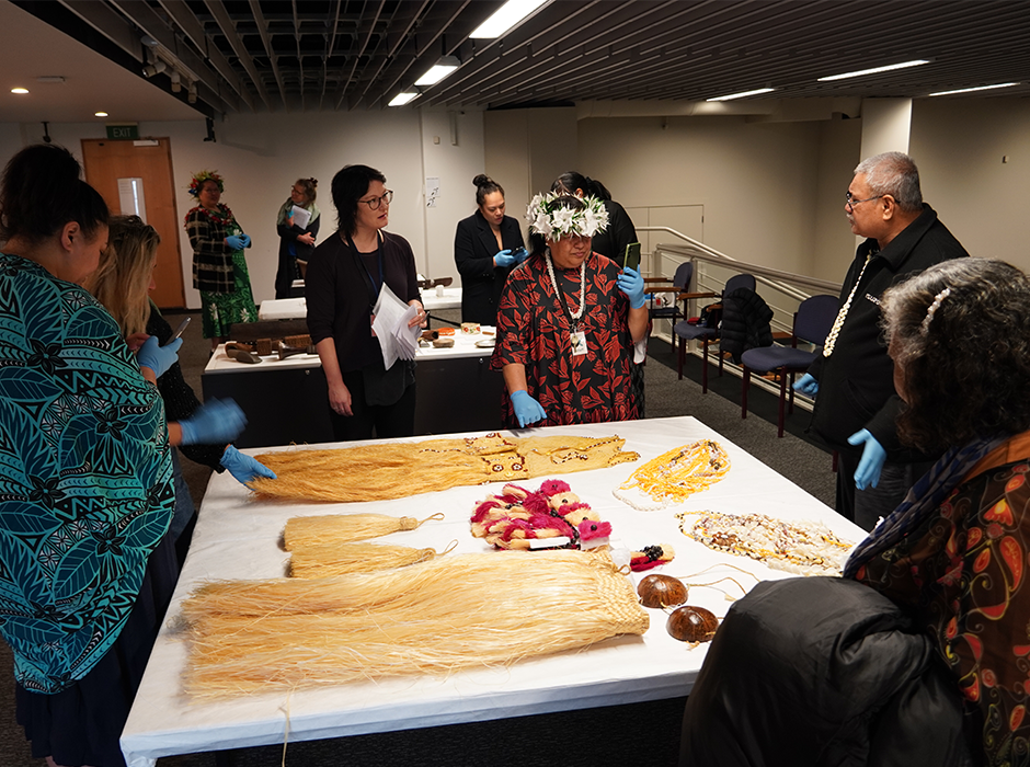 Tauira and Cook Islands community members view Kūki ‘Āirani cultural objects from the museum’s collection. 