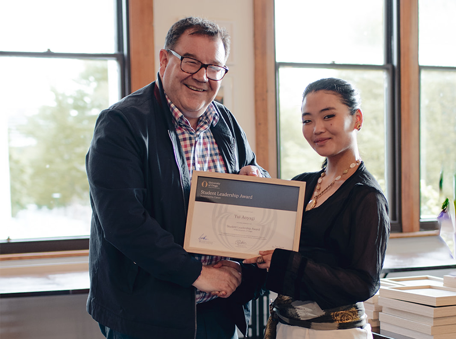 University of Otago Vice-Chancellor Grant Robertson presents Yui Aoyagi with her award. 