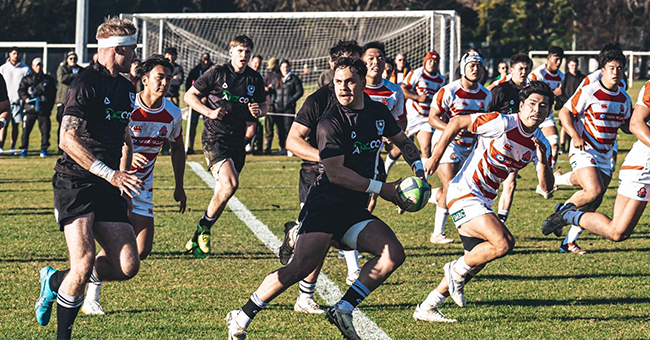 Men playing rugby 