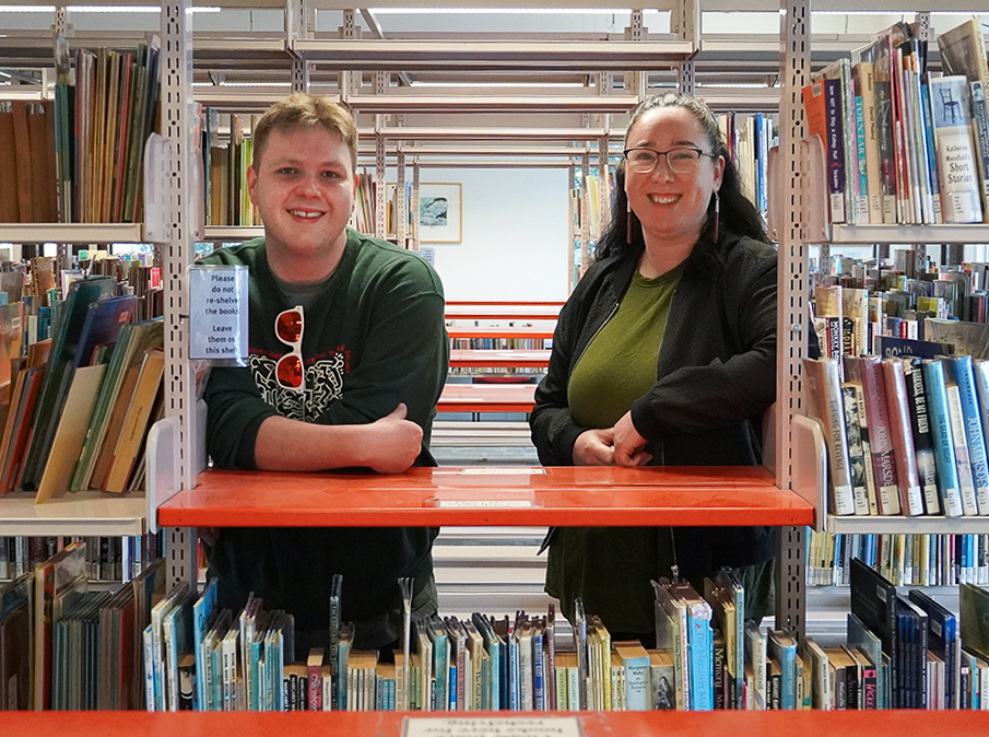 Otago tauira Jimmy Robinson and alumna Tāwini White in the Robertson Library.